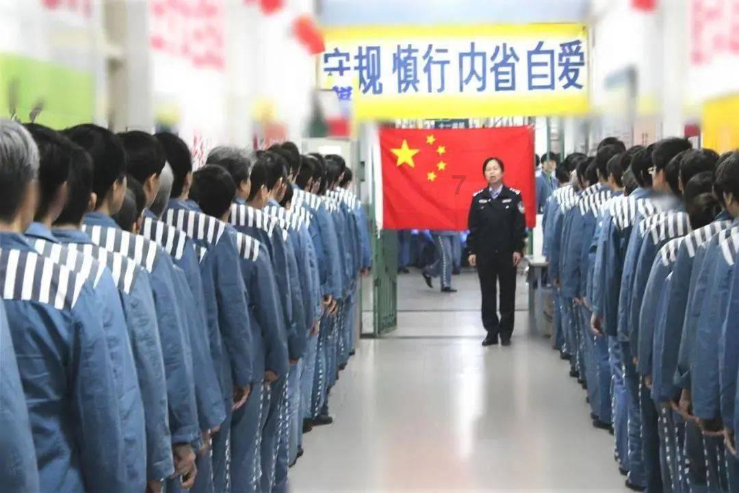 电缆垂落路中央 连夜修复除隐患