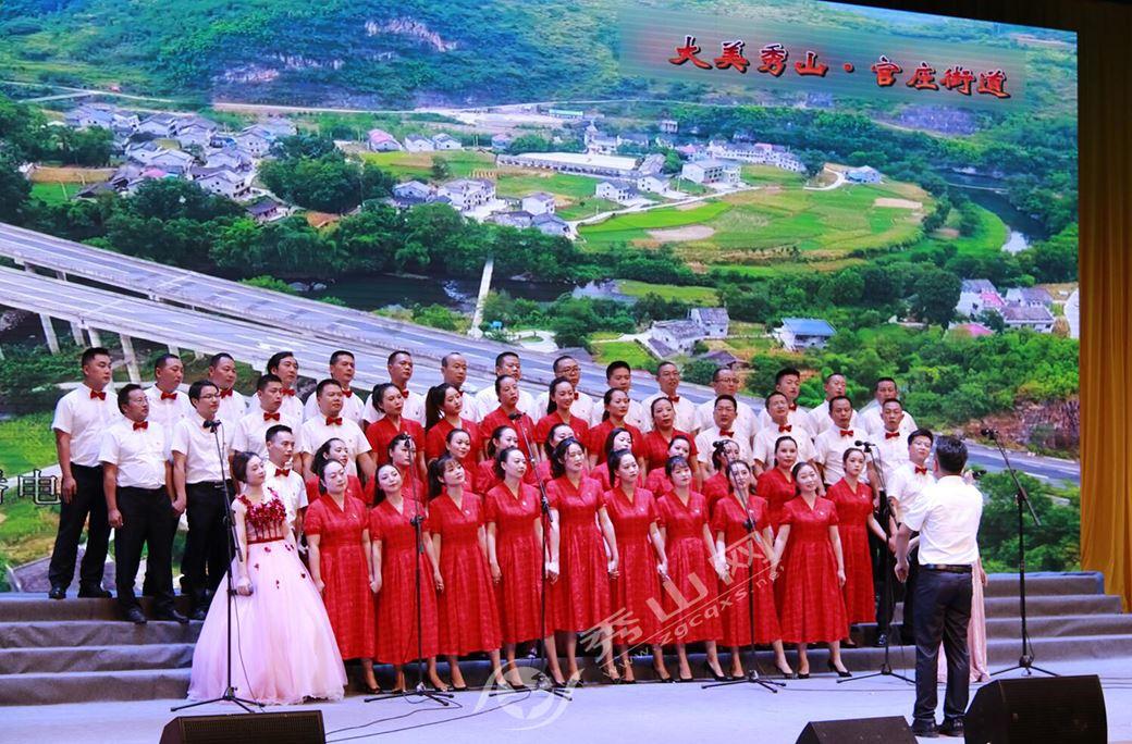 老师带学生们一起跳舞轻松又愉快